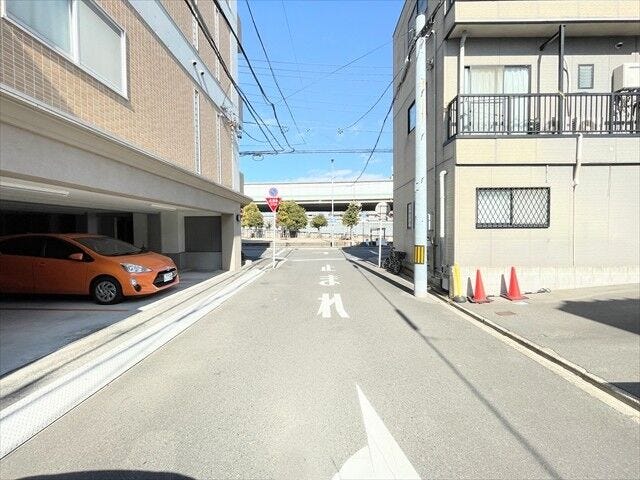 幅員約5.5mの前面道路です。2台の車がすれ違うことが出来る道幅です。車の出し入れもゆったりとする事が出来ます。