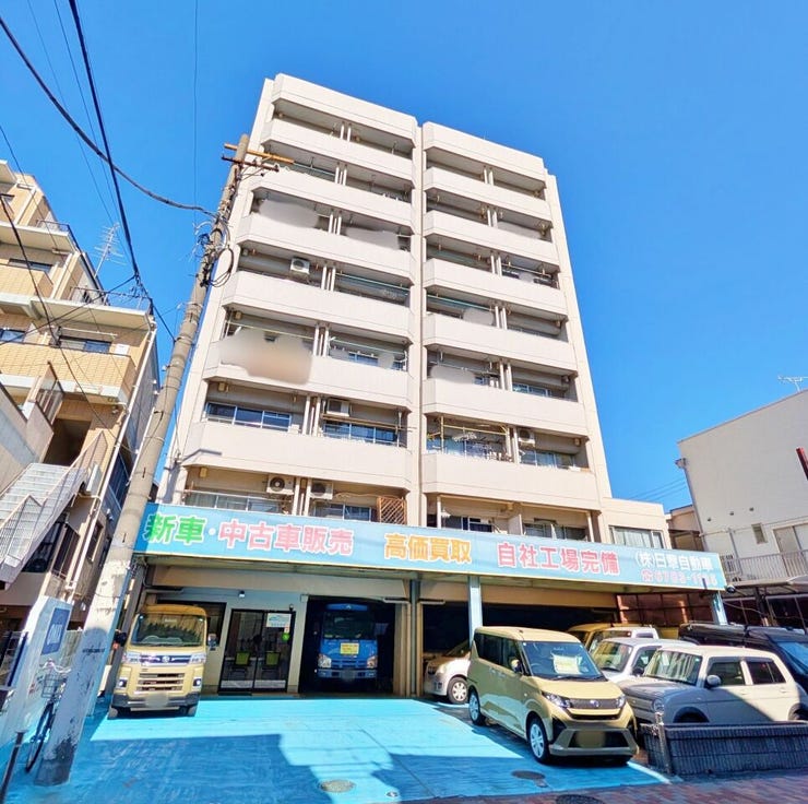 下から見上げると、縦のラインがきれいに揃った外観が印象的です。バルコニーが規則的に並び、日中は明るい雰囲気を感じられます。