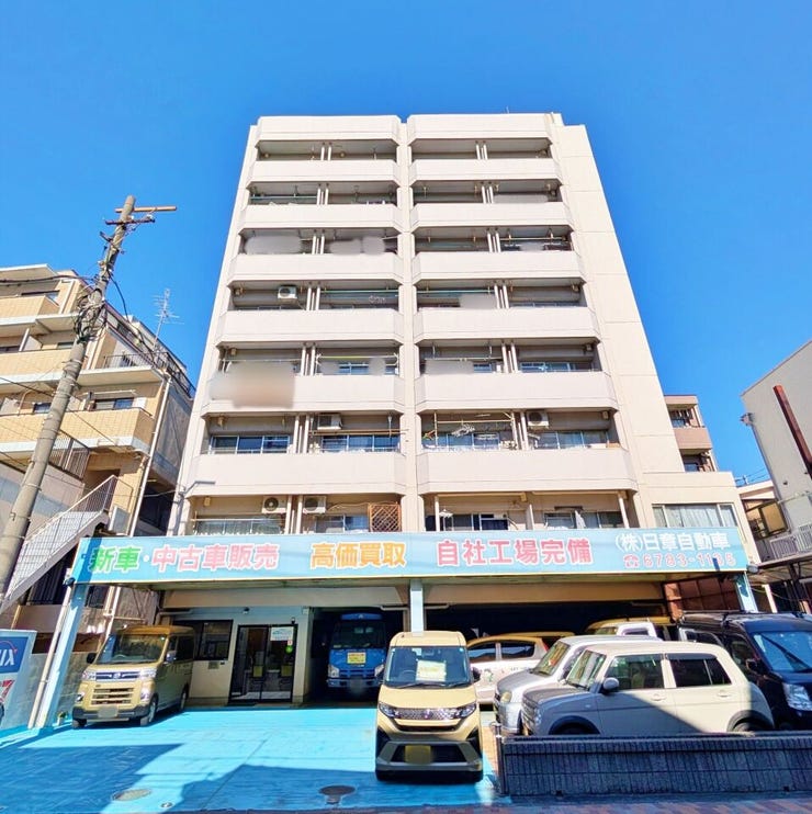 建物の配置や周辺との距離感が分かる一枚です。前面道路との間に余裕があり、圧迫感を感じにくい立地です。