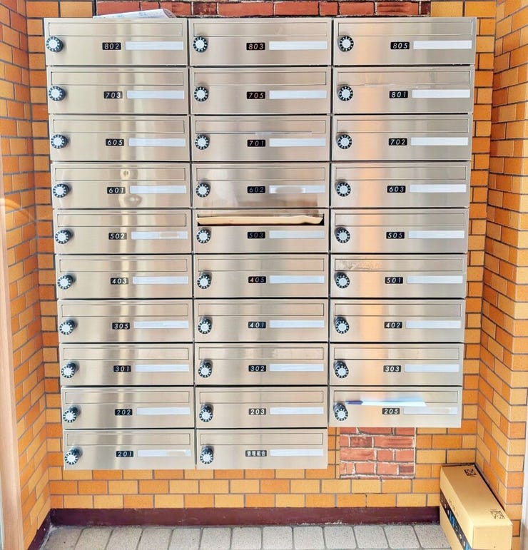 住戸番号が見やすく並んだ集合ポストです。郵便物の確認がしやすく、共用部分としての使い勝手も想像しやすいポイントです。