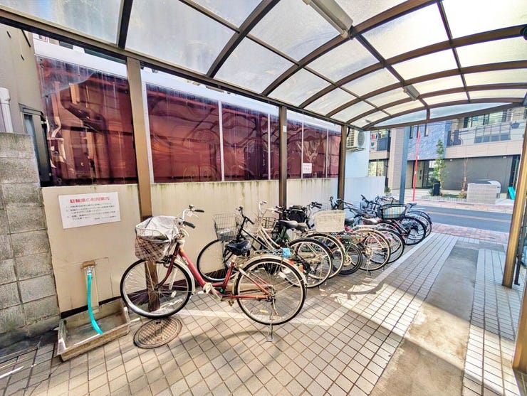 屋根付きの駐輪スペースがあり、日常的に自転車を使う方には助かる設備です。