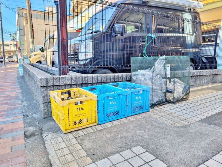 分別用のボックスがまとめられたゴミ置場です。建物敷地内にあり、ゴミ出し動線が短く済む点は日々の生活で実感しやすい部分です。