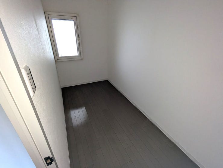 すっきりとした間取りで、さまざまな使い方が広がる多目的な部屋。
