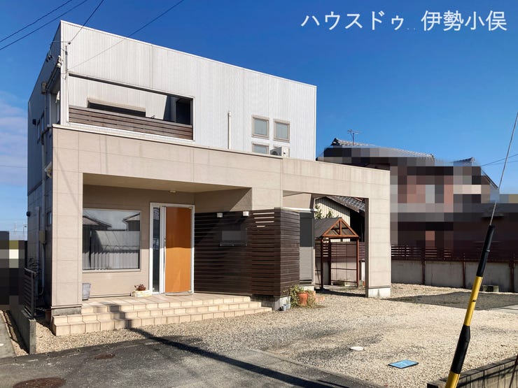 【外観】
ベージュと白のやさしい色合いが映える、スクエアフォルムのモダンな外観。