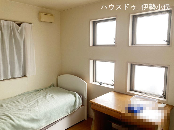 並んだ4つの小窓がカワイイ洋室。