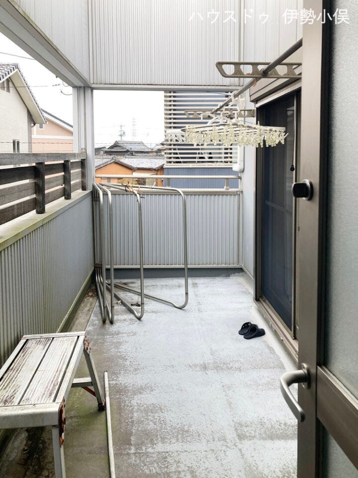 ほどよく囲まれたちょうどいい、こもり感のバルコニー。