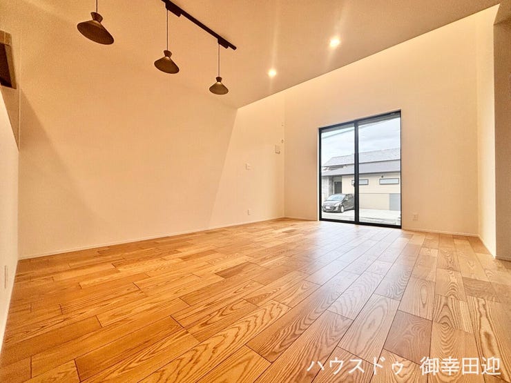 ■安らぎと笑顔の中心地■陽光が優しく降り注ぎ、会話が自然と弾む。ここでは、毎日が特別な時間へと変わります。