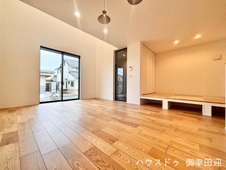 ■安らぎと笑顔の中心地■陽光が優しく降り注ぎ、会話が自然と弾む。ここでは、毎日が特別な時間へと変わります。