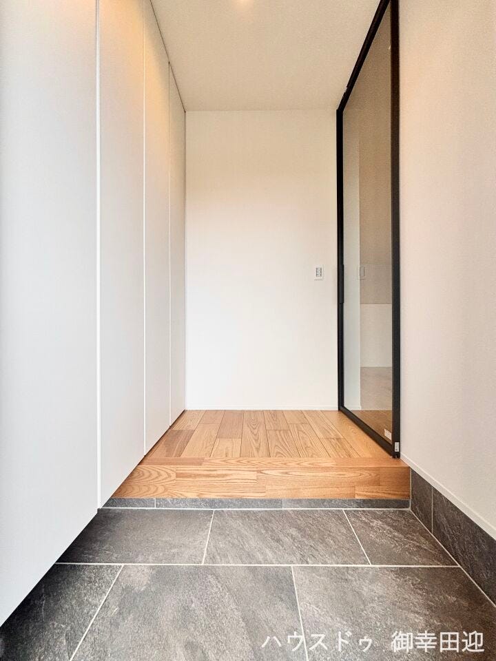 ■「しまう」が叶える美しい玄関■大容量のシューズボックスがあることでいつも整理された、気持ちの良い「家の顔」を保てます。