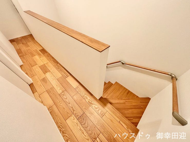 ■暮らしを繋ぐ、明るい動線■採光窓から光が差し込み、足元を優しく照らす。安全で快適な、家族の生活を支える縦の繋がりです。