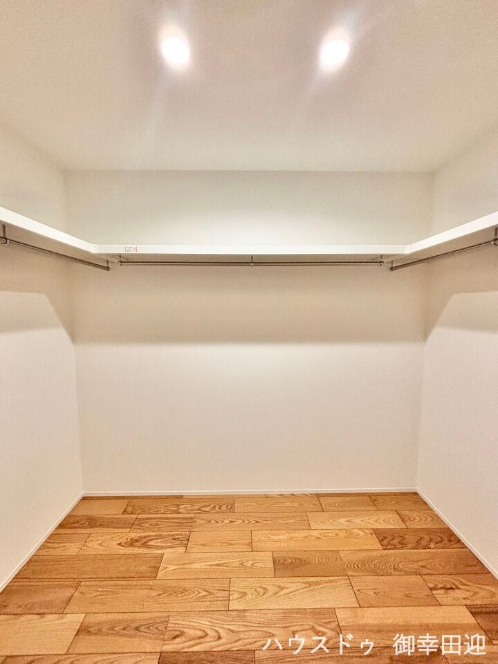 ■2階5帖洋室WIC■衣類から小物まで一ヶ所に集約。整理整頓がしやすく、毎日のコーディネートが楽しくなるゆとりの収納です。