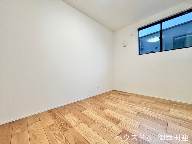 ■2階5帖洋室①■寝室、書斎、趣味の部屋。家族の成長やライフスタイルに合わせ、様々な使い方ができる快適な空間です。