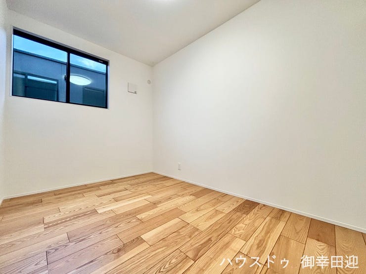 ■2階5帖洋室②■寝室、書斎、趣味の部屋。家族の成長やライフスタイルに合わせ、様々な使い方ができる快適な空間です。