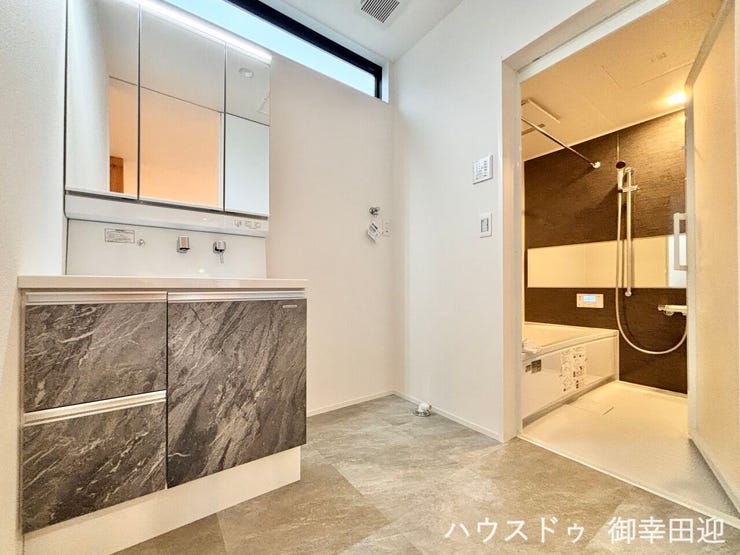 ■清々しいリフレッシュ空間■自分を磨き、気持ちを切り替える。心地よい光が差し込むプライベートスペース。