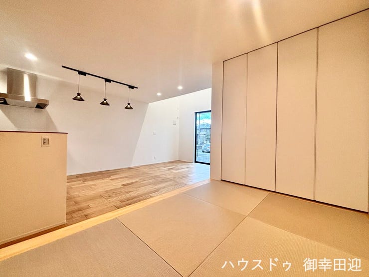 ■1階3帖和室■ゲストをもてなし、昼寝や家事にも使える、畳のぬくもりが心地よい多目的万能スペース。