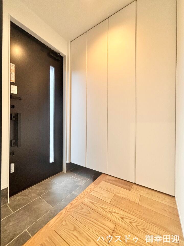 ■「ただいま」の安堵をくれる場所■訪れる人を迎え入れ、帰るたびにホッと一息つける、明るく機能的なエントランス。