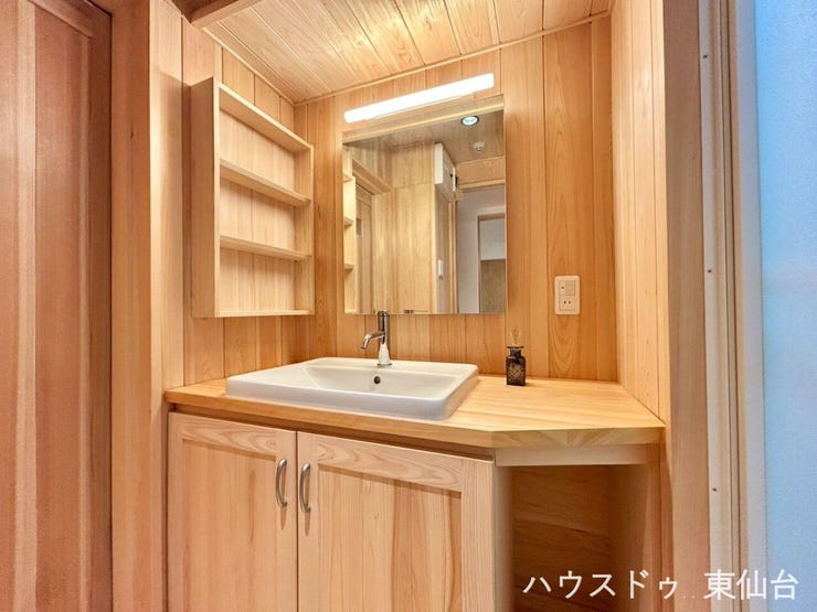 木の温かみを感じる洗面所!棚もついて機能性もバッチリ♪