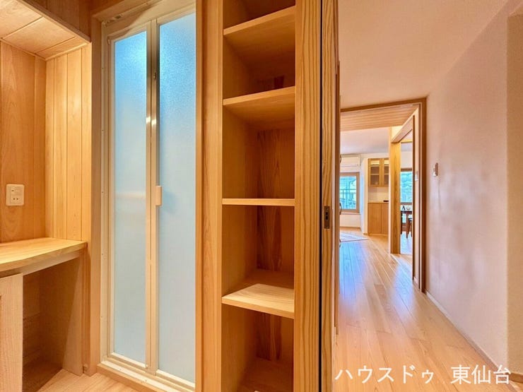 タオルのストックも置けそうな嬉しい収納付!