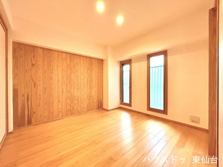 オシャレな窓と木のぬくもりに包まれる明るい洋室です!