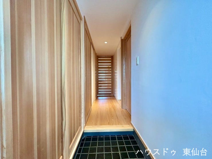 白壁×木目がやさしく迎える、明るく清潔感のある玄関