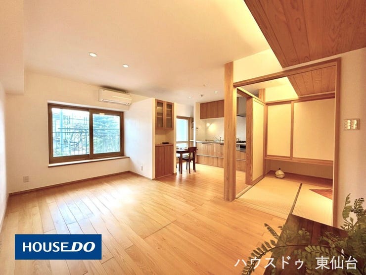 【リビング】
マンションとは思えない無垢の木使用の壁は漆喰仕上げのお部屋!