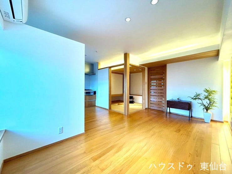 リビングダイニングキッチンは広々18帖!東向きのバルコニーから日差しが差し込リビングになっております♪