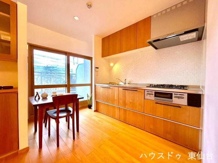 リビングダイニングキッチンは広々18帖!東向きのバルコニーから日差しが差し込リビングになっております♪