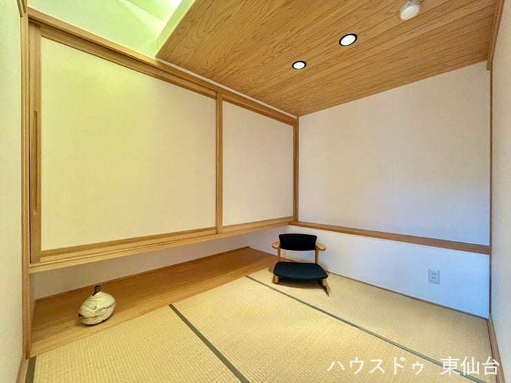 お昼寝、遊び場、来客スペースと多用途に使える一室