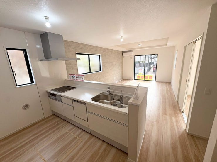 料理をしながらでも家族との会話を楽しめる対面キッチン♪