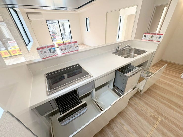 キッチン収納は引き出し式です!