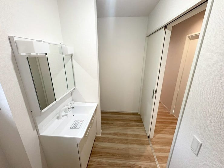 洗面所は大容量の三面鏡タイプ♪