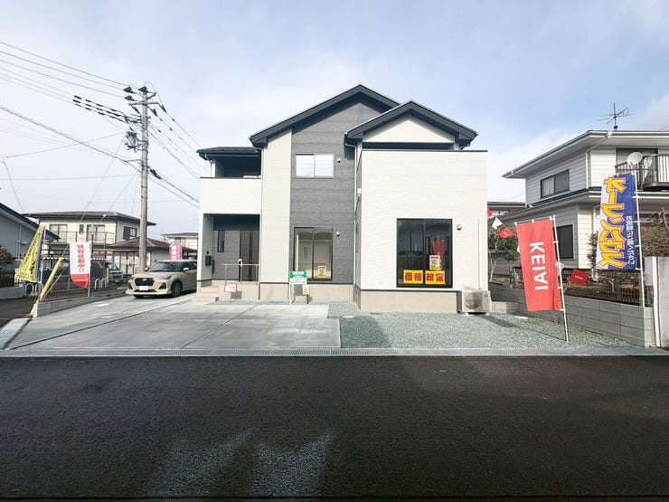 【外観】
南向きで日当たり良好♪駐車場は3台分!