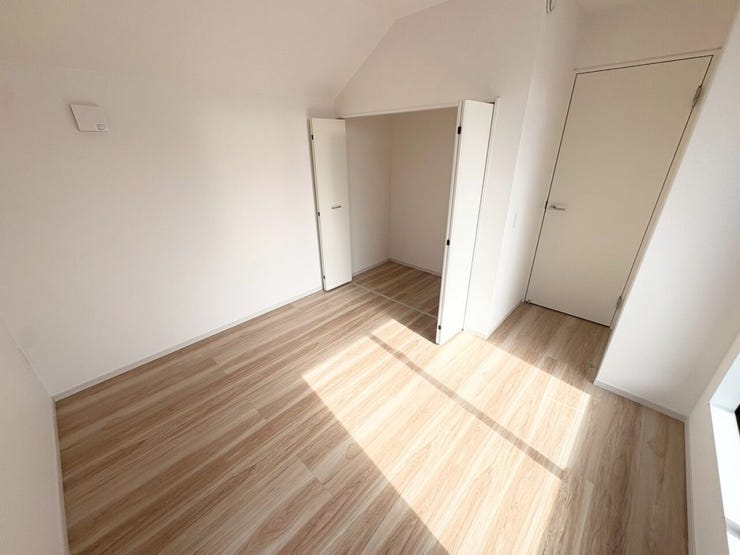 2階5.7帖の洋室です。