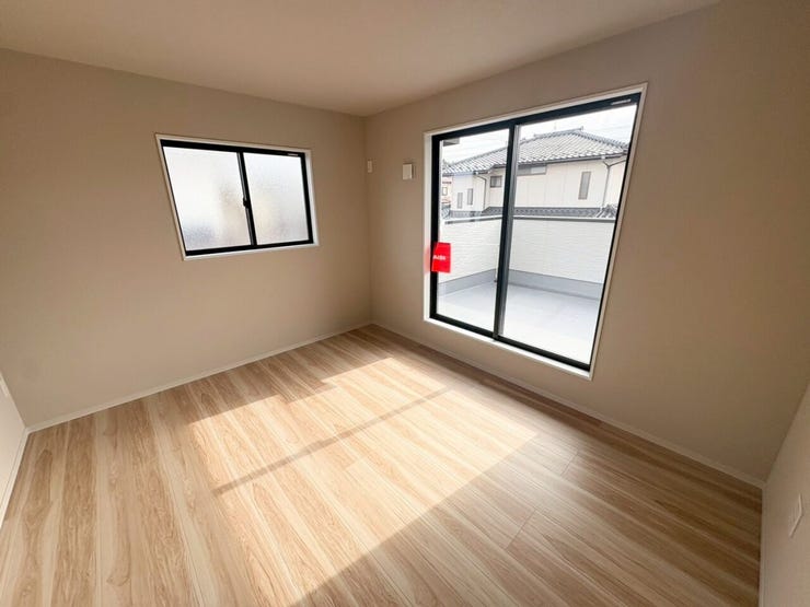 2階10.5帖の洋室です。
複層ガラスは断熱性はもちろん、防犯性も高めてくれます♪