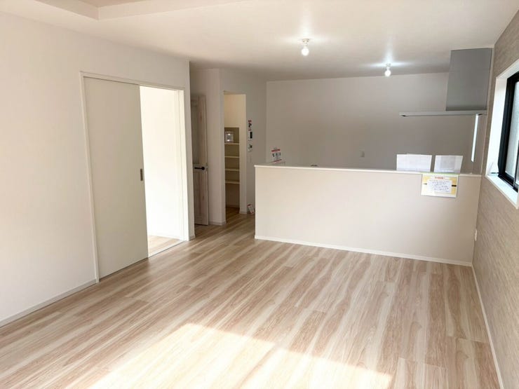 南向きの窓から明るい日差しが差し込むリビングになっております♪