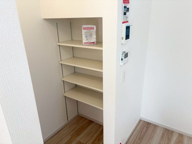 リビングダイニングキッチンは18.2帖!キッチン奥にはパントリー付き♪