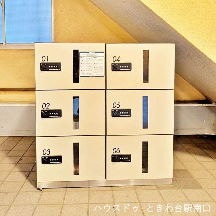共用部に設置された宅配ボックス。不在時でも荷物を受け取れるため、日中外出が多い方にも便利な設備です。