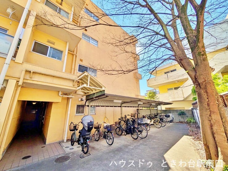 建物裏手に位置する駐輪スペースと共用動線。周囲にゆとりがあり、出入りの際も落ち着いた印象です。植栽が季節の移ろいを感じさせてくれます。