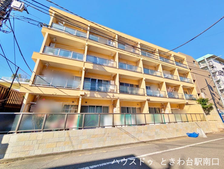 【外観】
落ち着いた色合いの外観が印象的な「ときわ台マンション」。通りに面しながらも、バルコニー前の目隠しパネルが、外からの視線を和らげています。