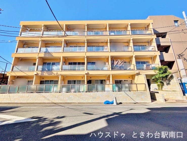 横に広がるファサードで、各住戸の独立性が伝わる造り。