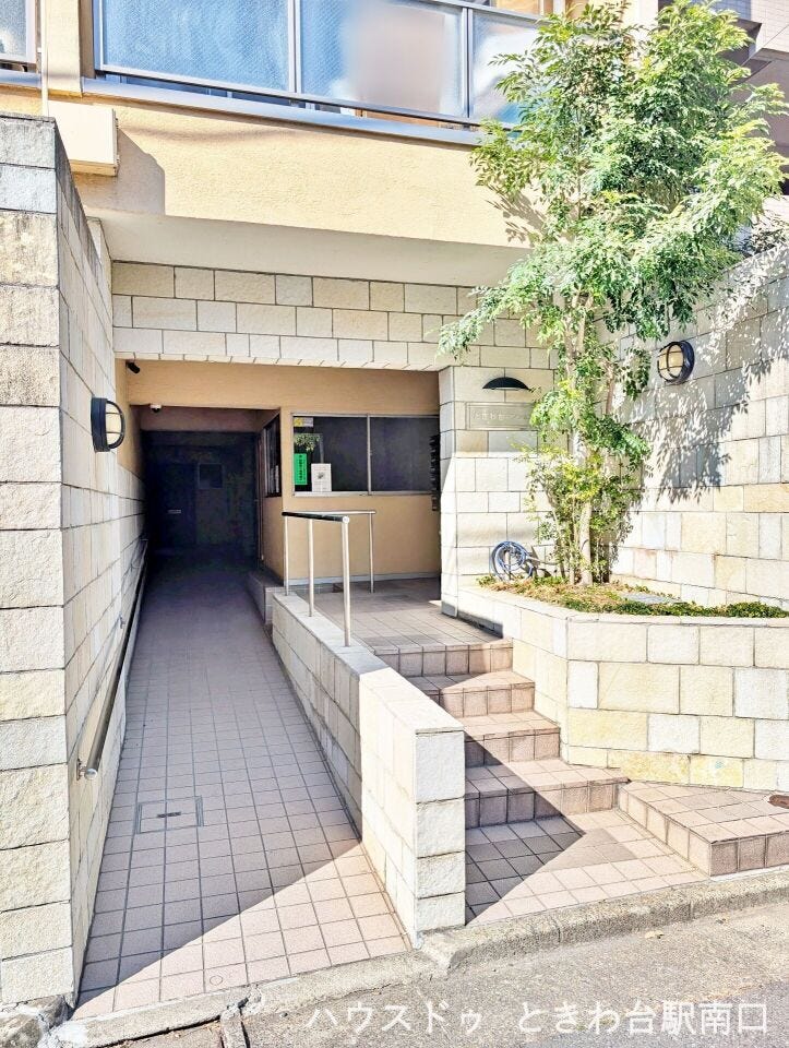 奥行きのあるアプローチで、外から室内が直接見えにくい設計。共用部は清掃が行き届いており、管理状態の良さが伺えます。