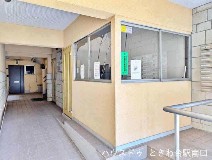 掲示物が整理され、日常の案内が分かりやすい共用スペース。管理体制についても安心感を持っていただけます。