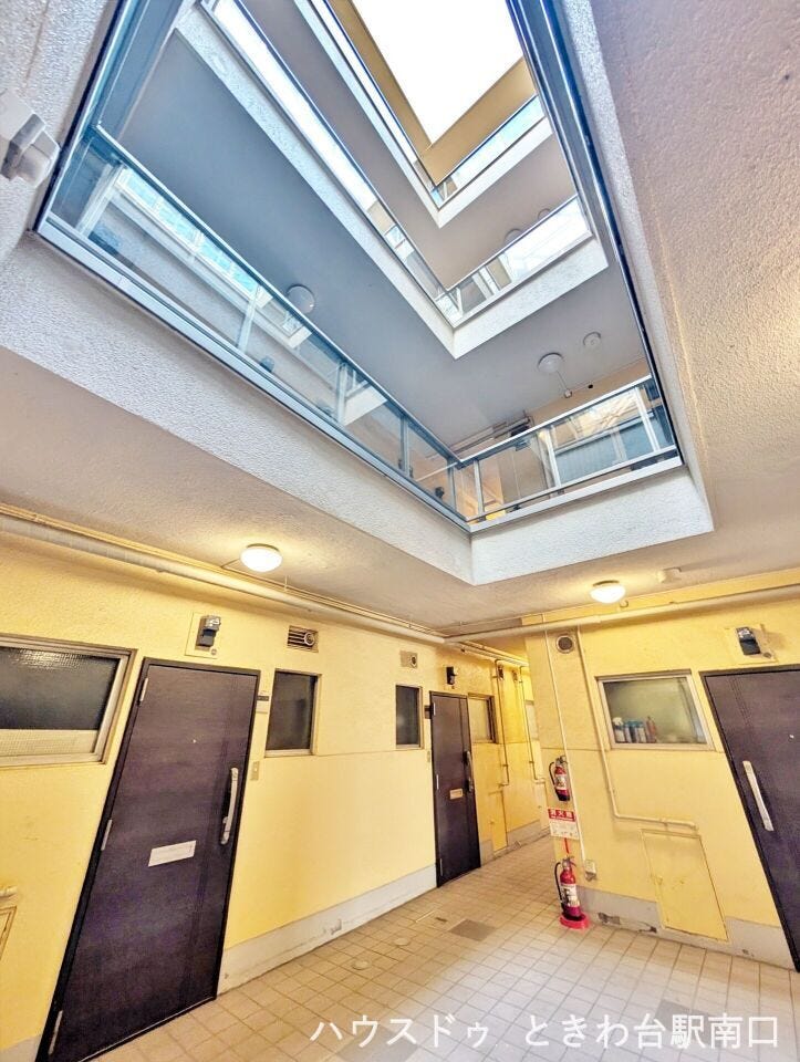 吹き抜けのある共用廊下は、明るさと開放感が感じられます。空気がこもりにくく、共用部の印象も軽やかです。