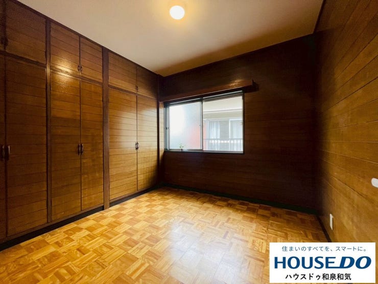 やわらかな自然光が差し込む、心地よい5.5帖の洋室です。