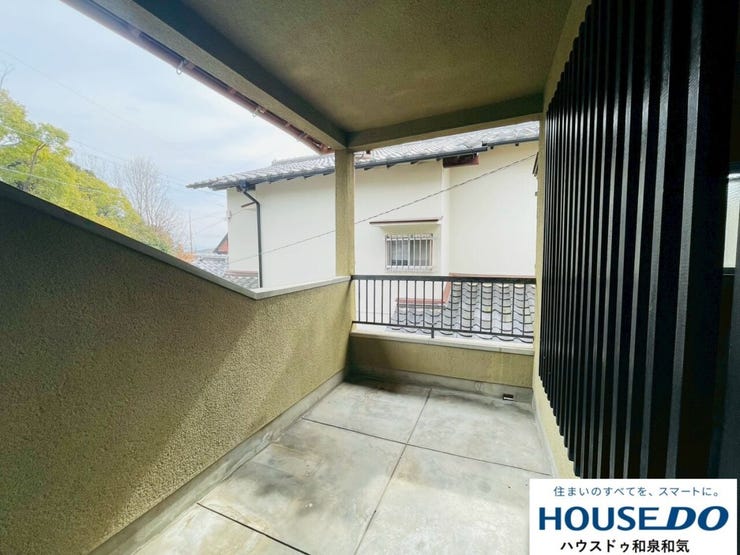 屋根付きで天候を気にせず使えるバルコニー。洗濯物も安心して干せます♪