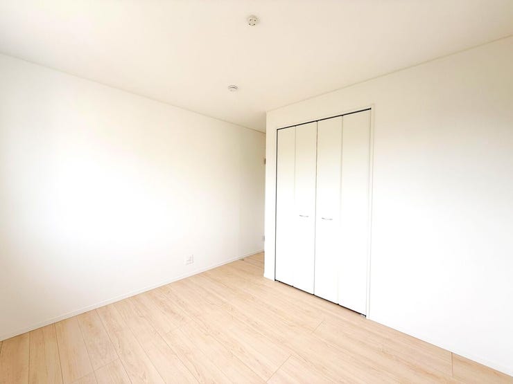 部屋の広さが適度なため、家具の配置やインテリアデザインがしやすく、狭すぎず広すぎない居心地の良い空間を作れます。