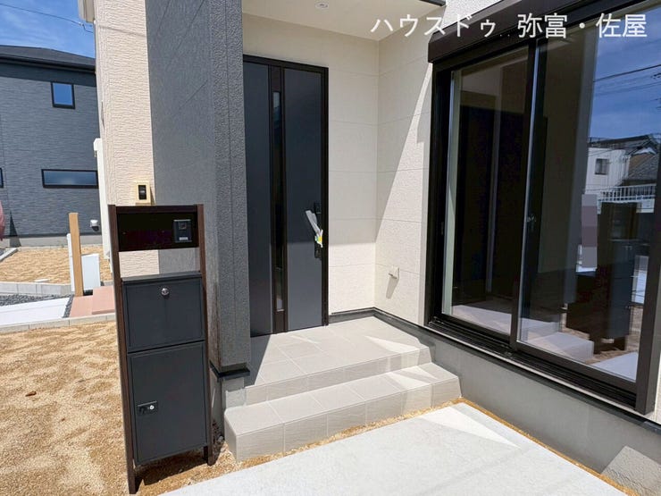 留守中でも宅配便が受け取れる宅配ボックス付き!