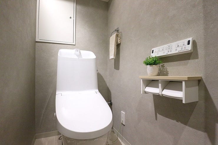 落ち着きのあるおしゃれな内装のトイレ