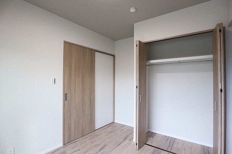 収納たっぷりの洋室①