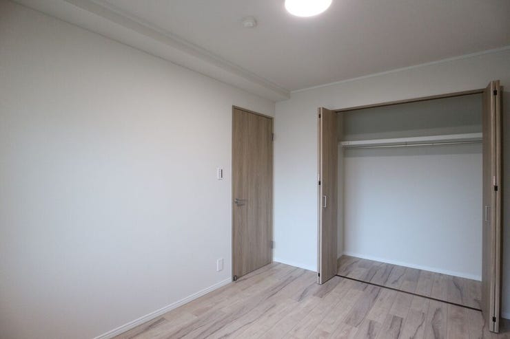 収納たっぷりの洋室②